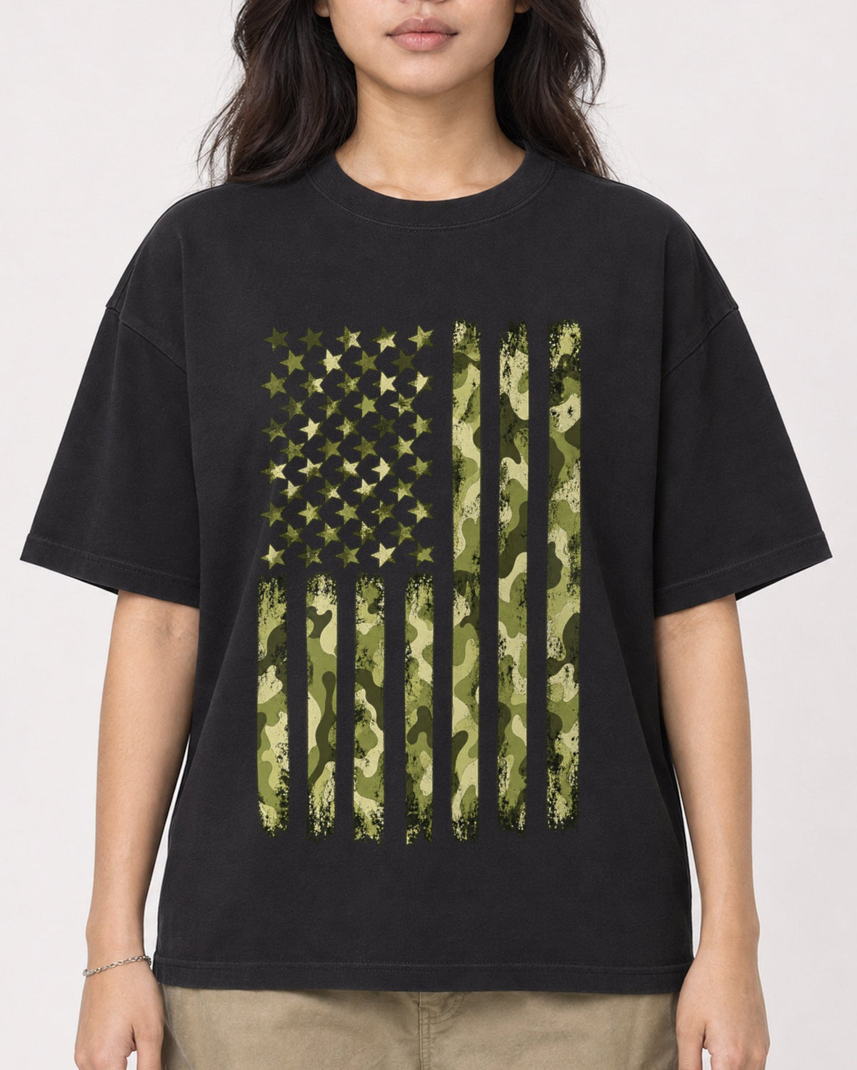 Mockup Boxy Heavyweight Tee Black female close-up 02
