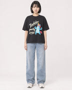 Mockup Boxy Heavyweight Tee Black female full-body 11