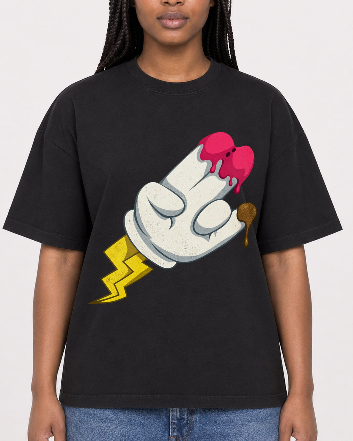 Mockup Boxy Heavyweight Tee Black female close-up 04