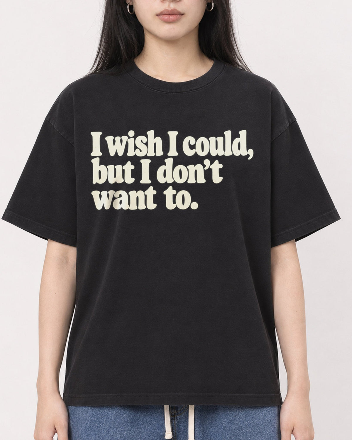 Mockup Boxy Heavyweight Tee Black female close-up 01