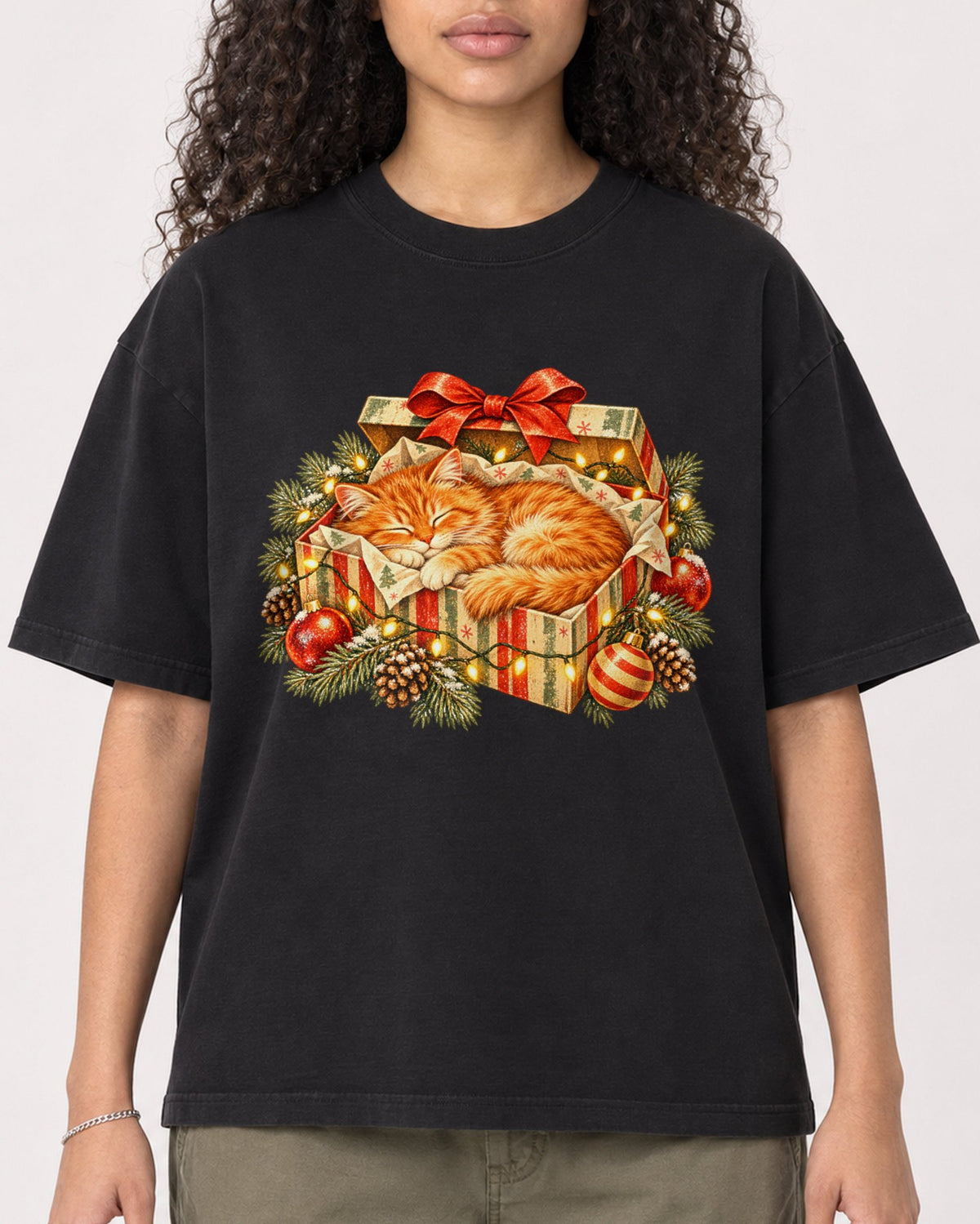 Mockup Boxy Heavyweight Tee Black female close-up 10