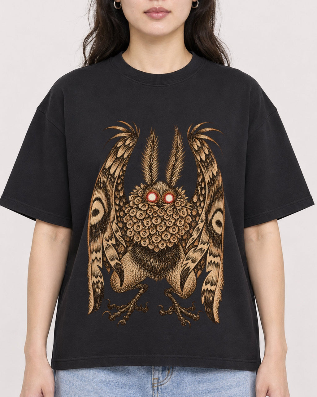 Mockup Boxy Heavyweight Tee Black female close-up 03
