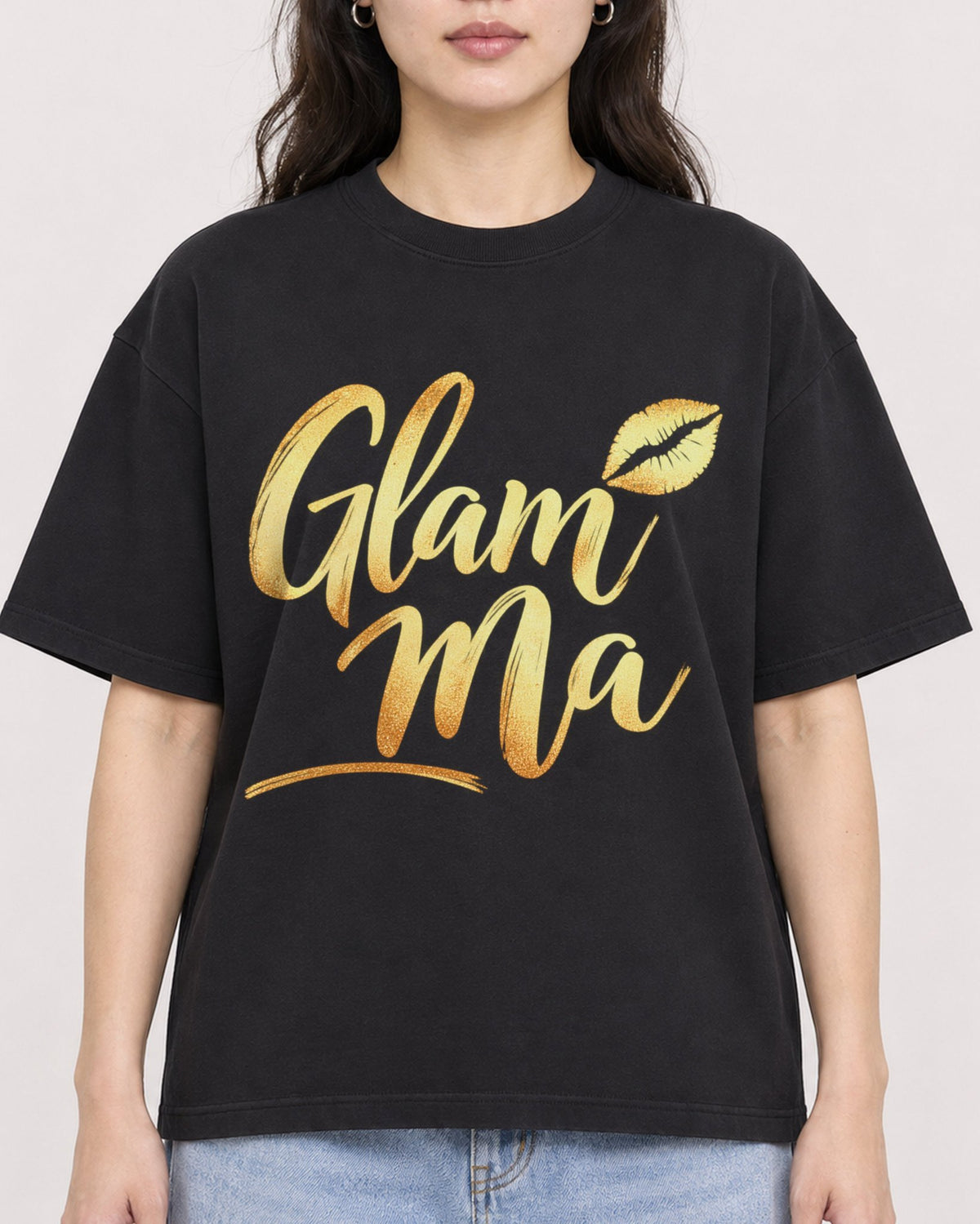 Mockup Boxy Heavyweight Tee Black female close-up 03