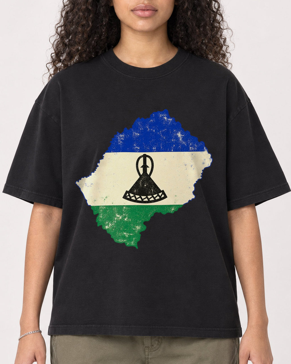 Mockup Boxy Heavyweight Tee Black female close-up 10