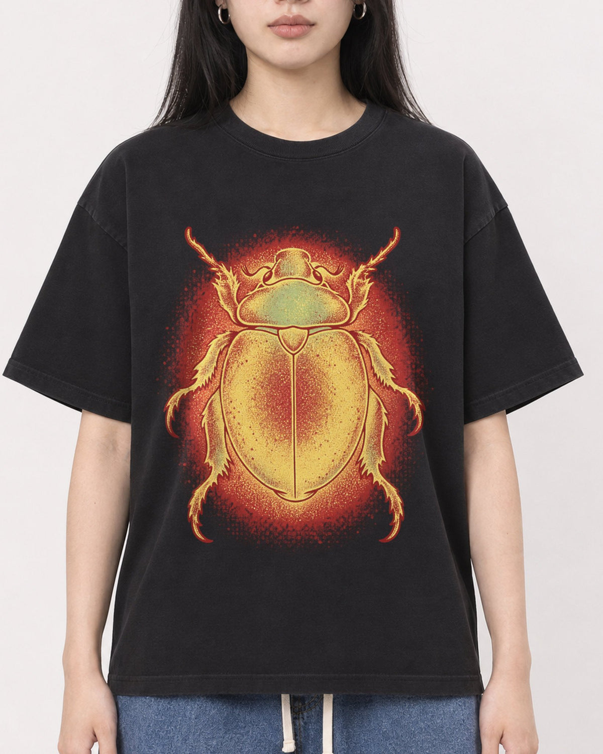 Mockup Boxy Heavyweight Tee Black female close-up 01