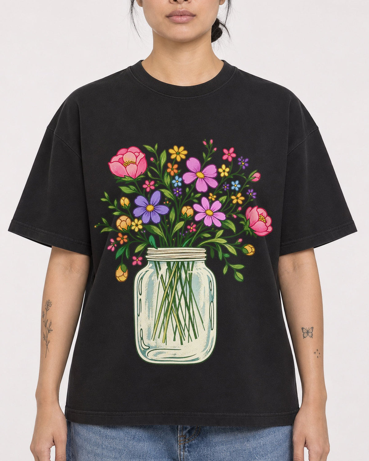 Mockup Boxy Heavyweight Tee Black female close-up 12