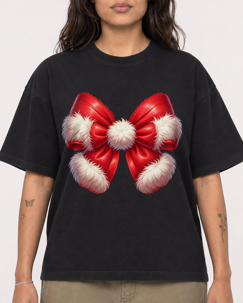 Mockup Boxy Heavyweight Tee Black female close-up 06