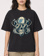 Mockup Boxy Heavyweight Tee Black female close-up 02