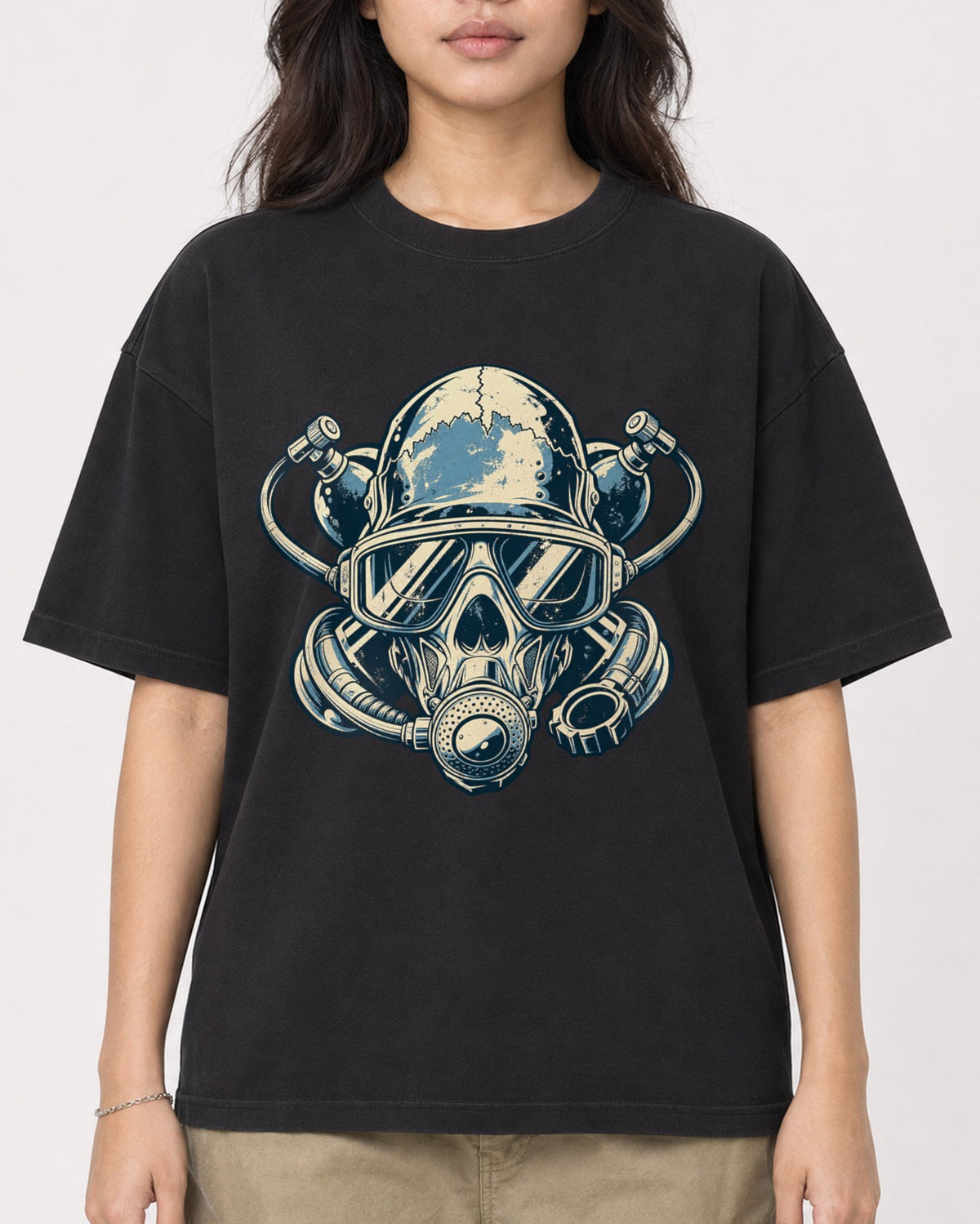 Mockup Boxy Heavyweight Tee Black female close-up 02