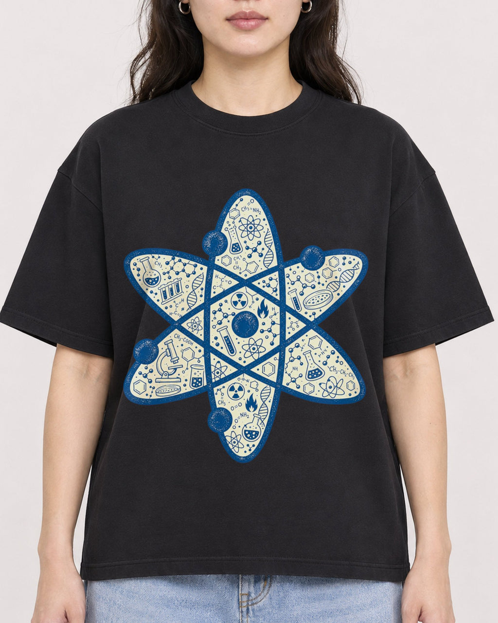 Mockup Boxy Heavyweight Tee Black female close-up 03