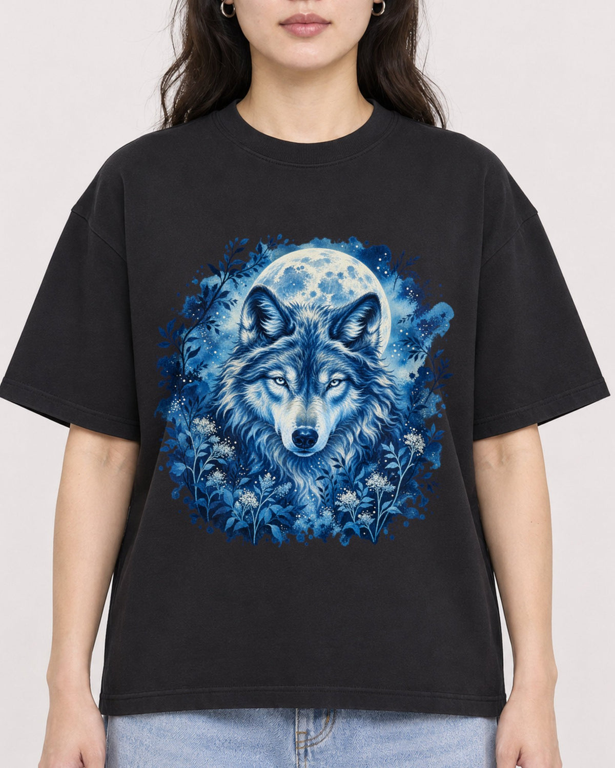 Mockup Boxy Heavyweight Tee Black female close-up 03