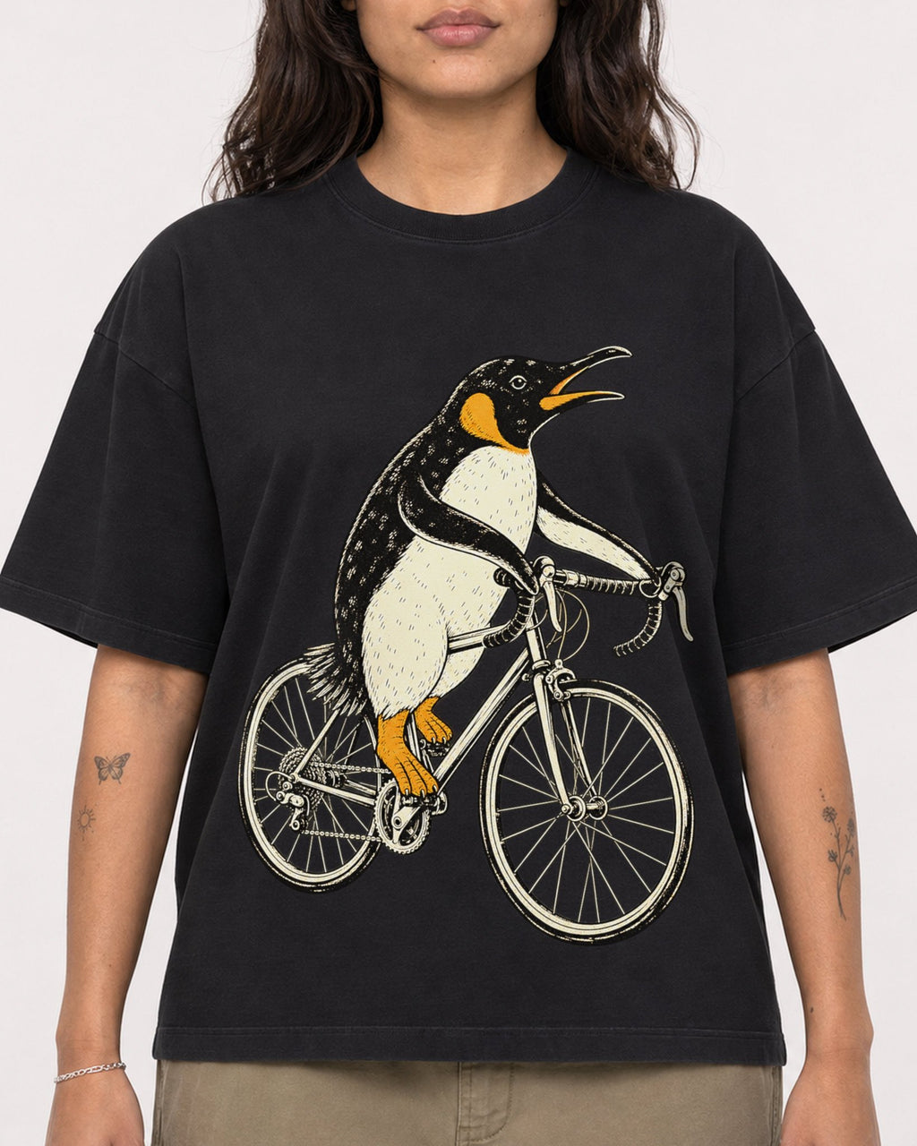 Mockup Boxy Heavyweight Tee Black female close-up 06