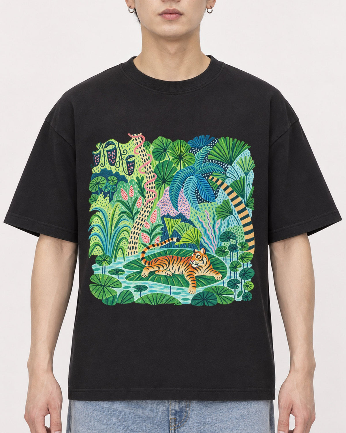 Mockup Boxy Heavyweight Tee Black male close-up 01