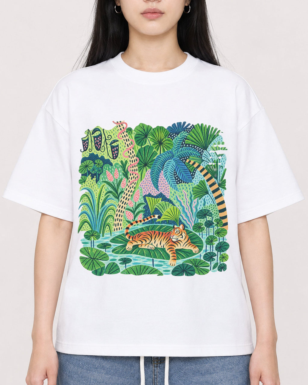 Mockup Boxy Heavyweight Tee White female close-up 01