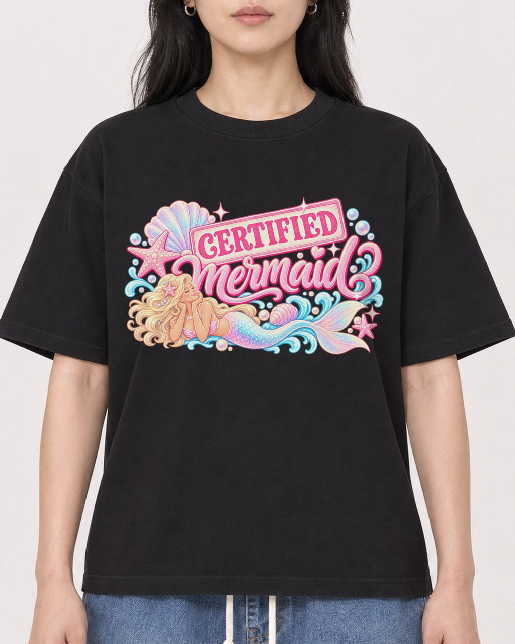 Mockup Boxy Heavyweight Tee Black female close-up 13