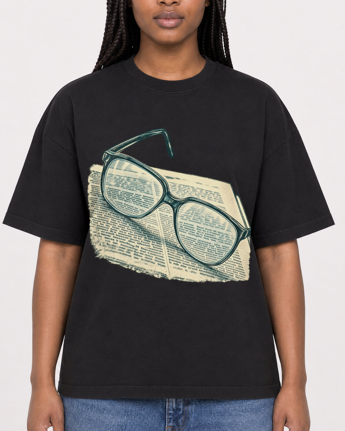 Mockup Boxy Heavyweight Tee Black female close-up 04