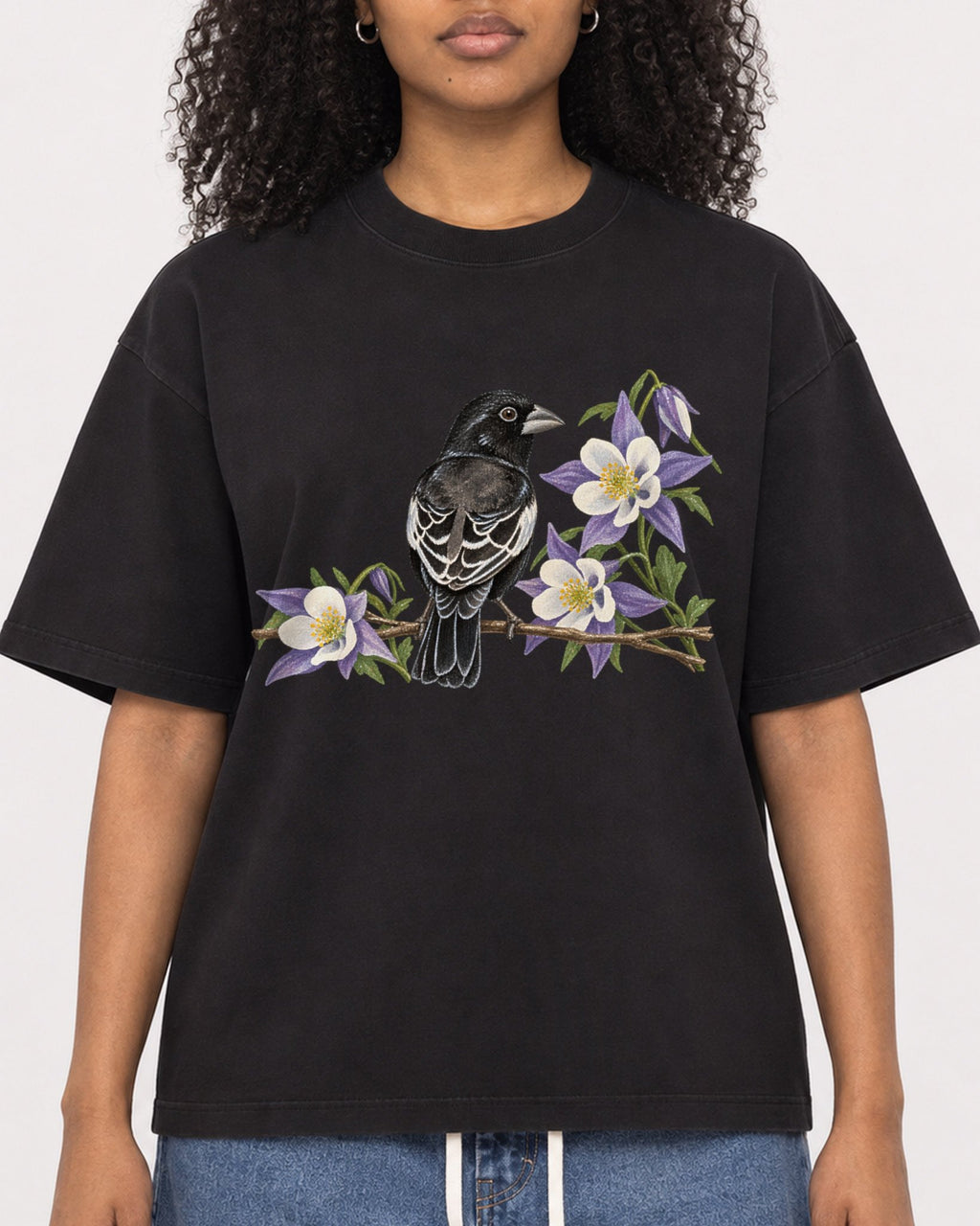 Mockup Boxy Heavyweight Tee Black female close-up 05