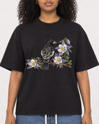 Mockup Boxy Heavyweight Tee Black female close-up 05
