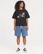 Mockup Boxy Heavyweight Tee Black female full-body 05