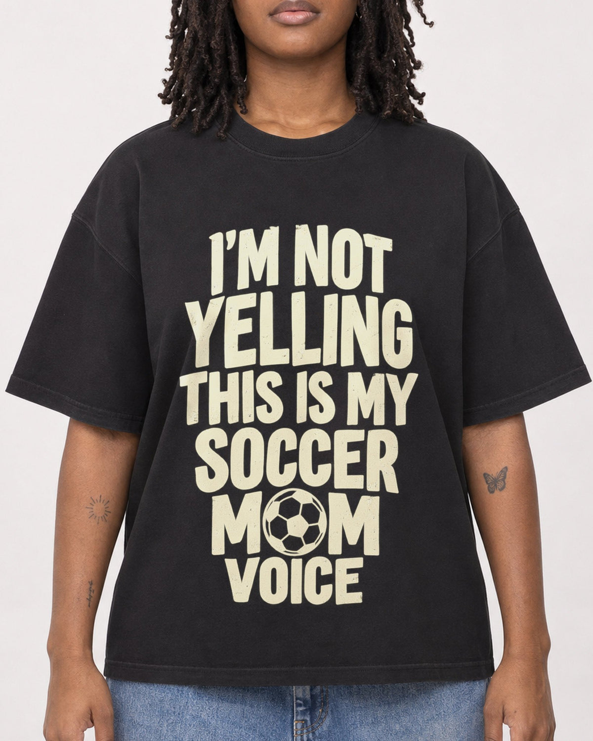 Mockup Boxy Heavyweight Tee Black female close-up 24