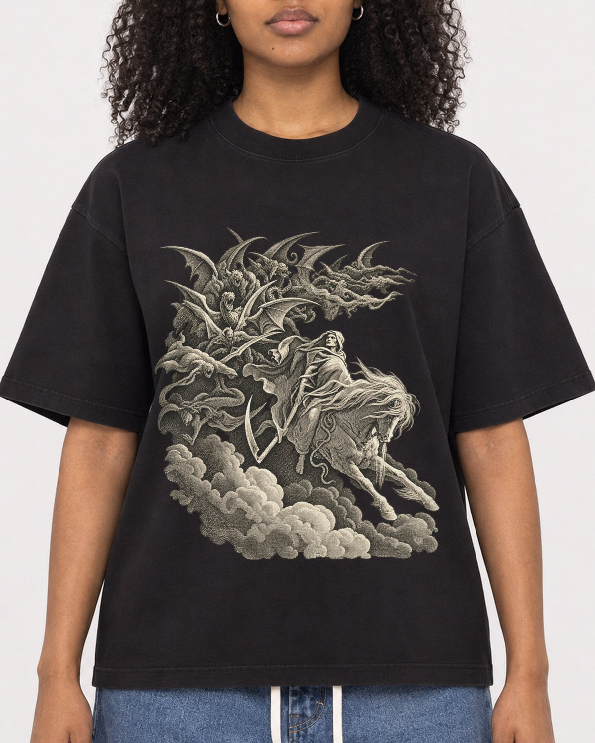 Mockup Boxy Heavyweight Tee Black female close-up 05