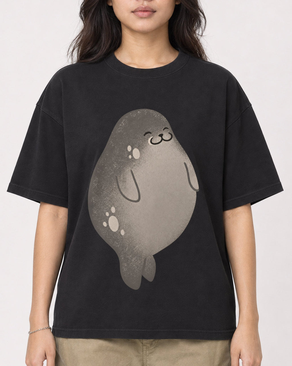 Mockup Boxy Heavyweight Tee Black female close-up 02