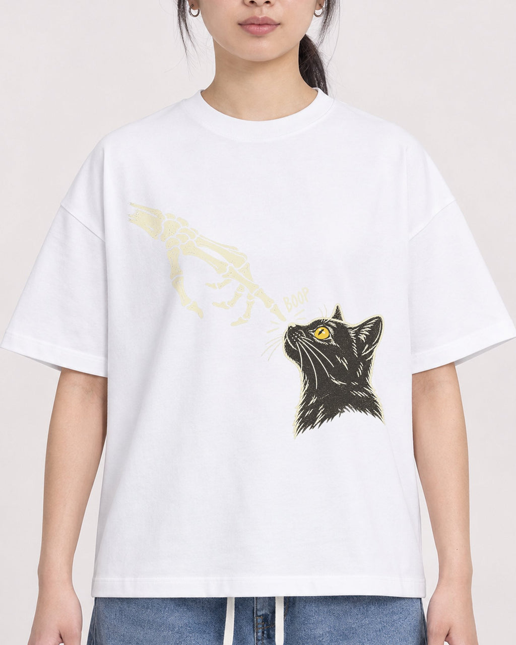 Mockup Boxy Heavyweight Tee White female close-up 21