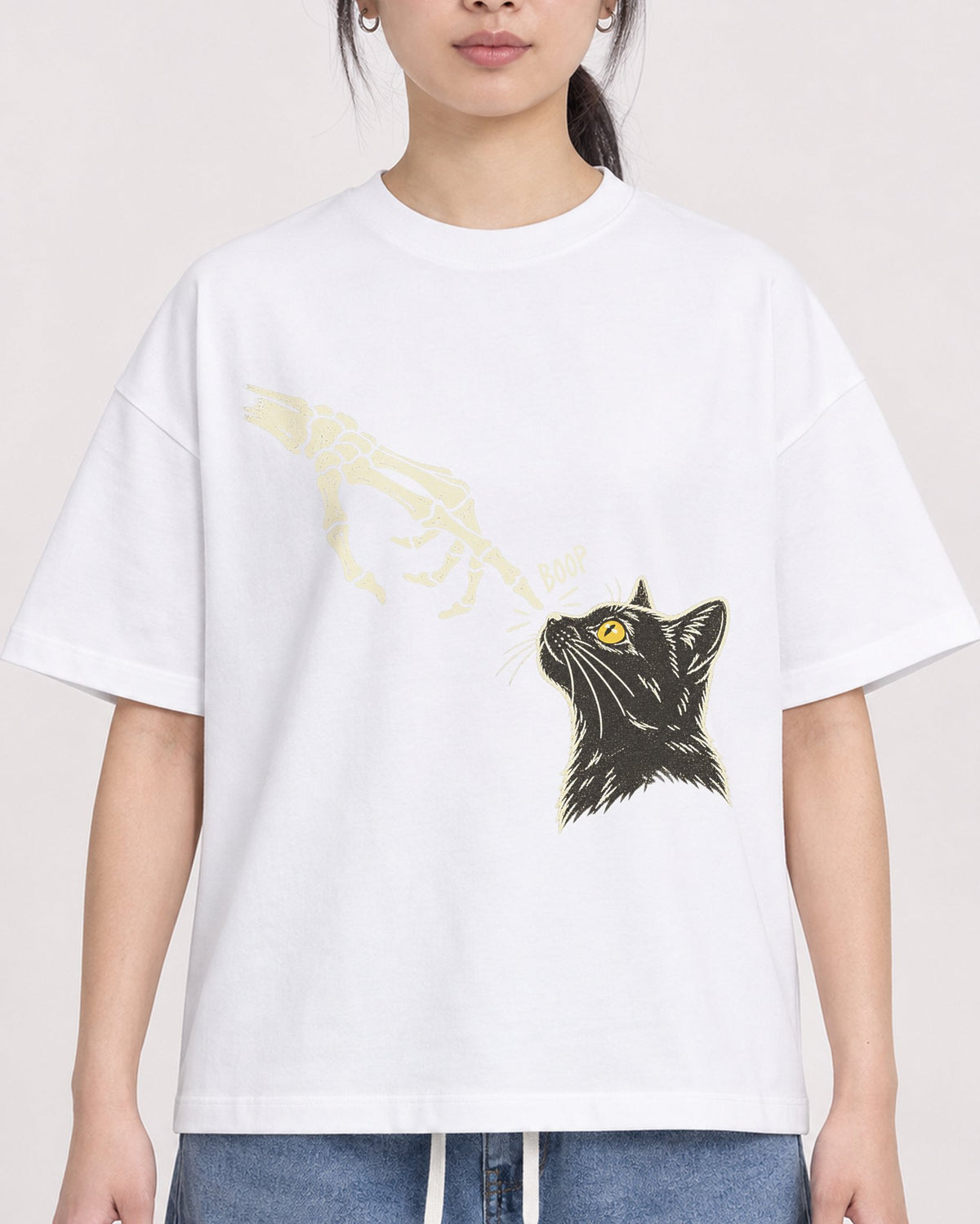 Mockup Boxy Heavyweight Tee White female close-up 21