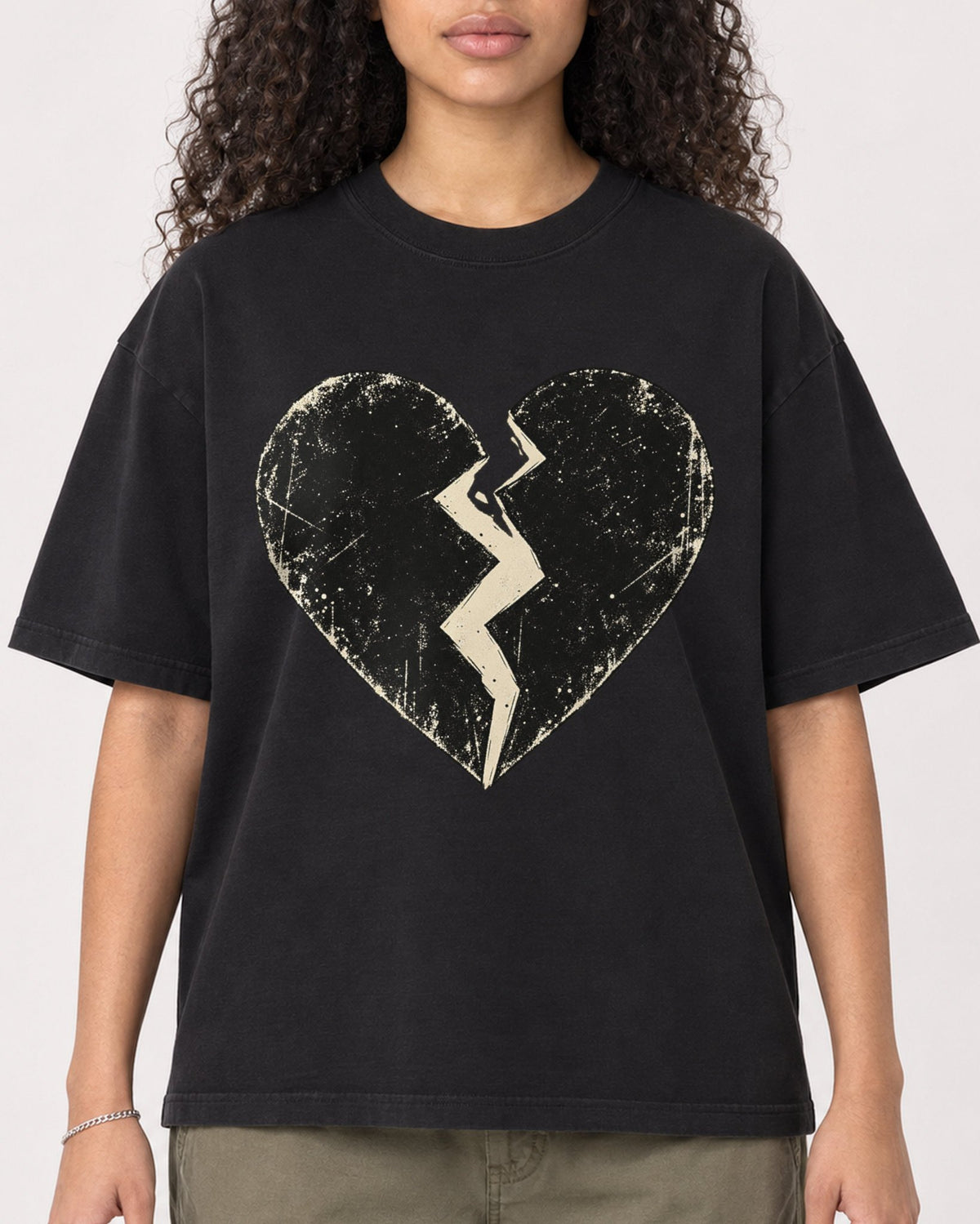 Mockup Boxy Heavyweight Tee Black female close-up 10