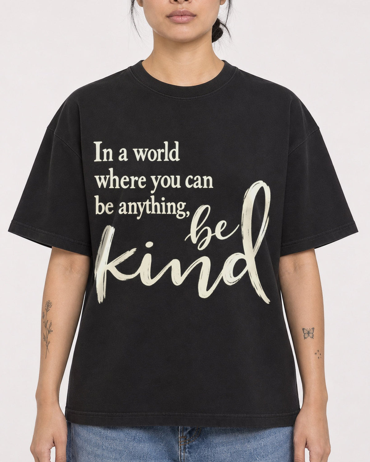 Mockup Boxy Heavyweight Tee Black female close-up 12