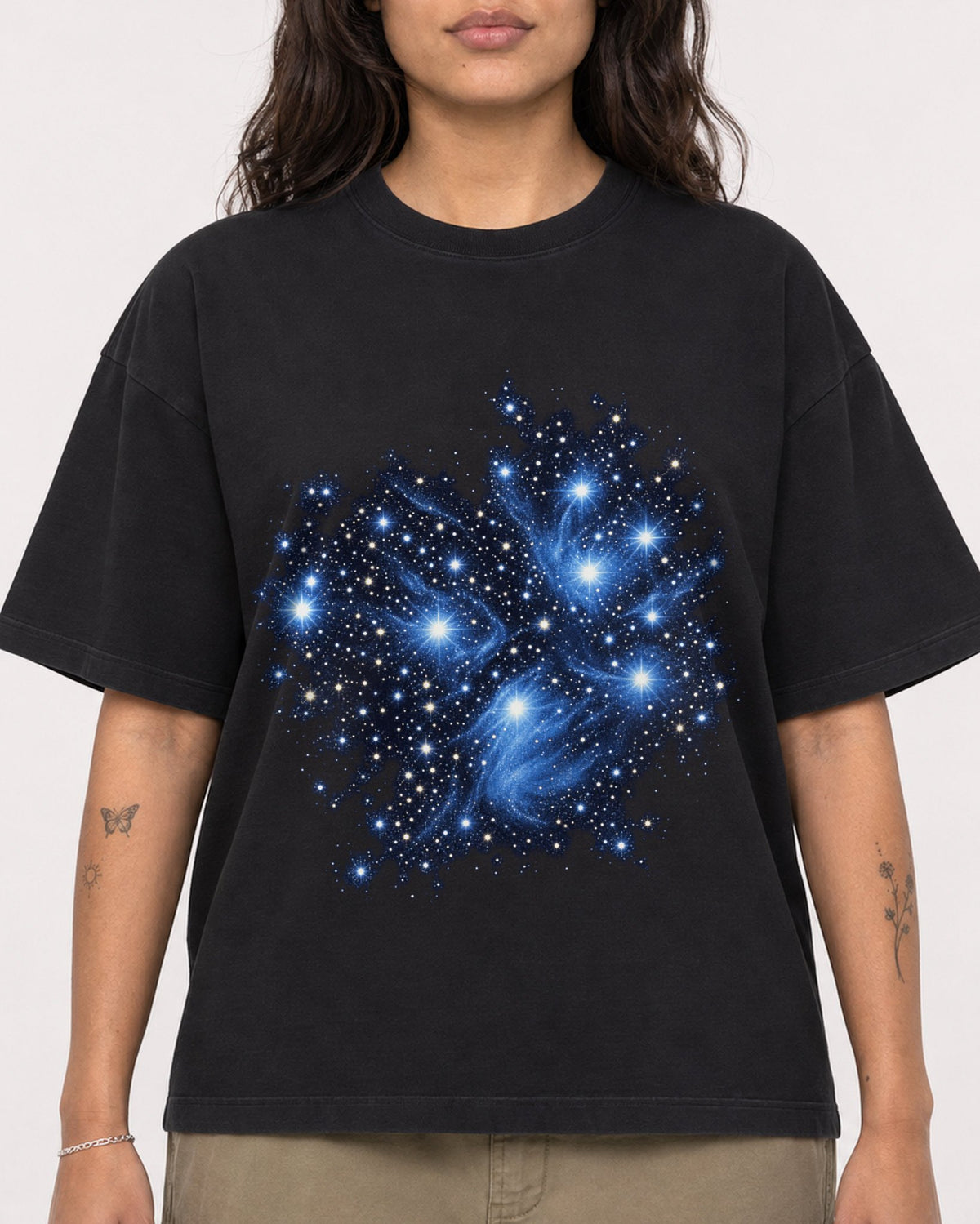 Mockup Boxy Heavyweight Tee Black female close-up 06