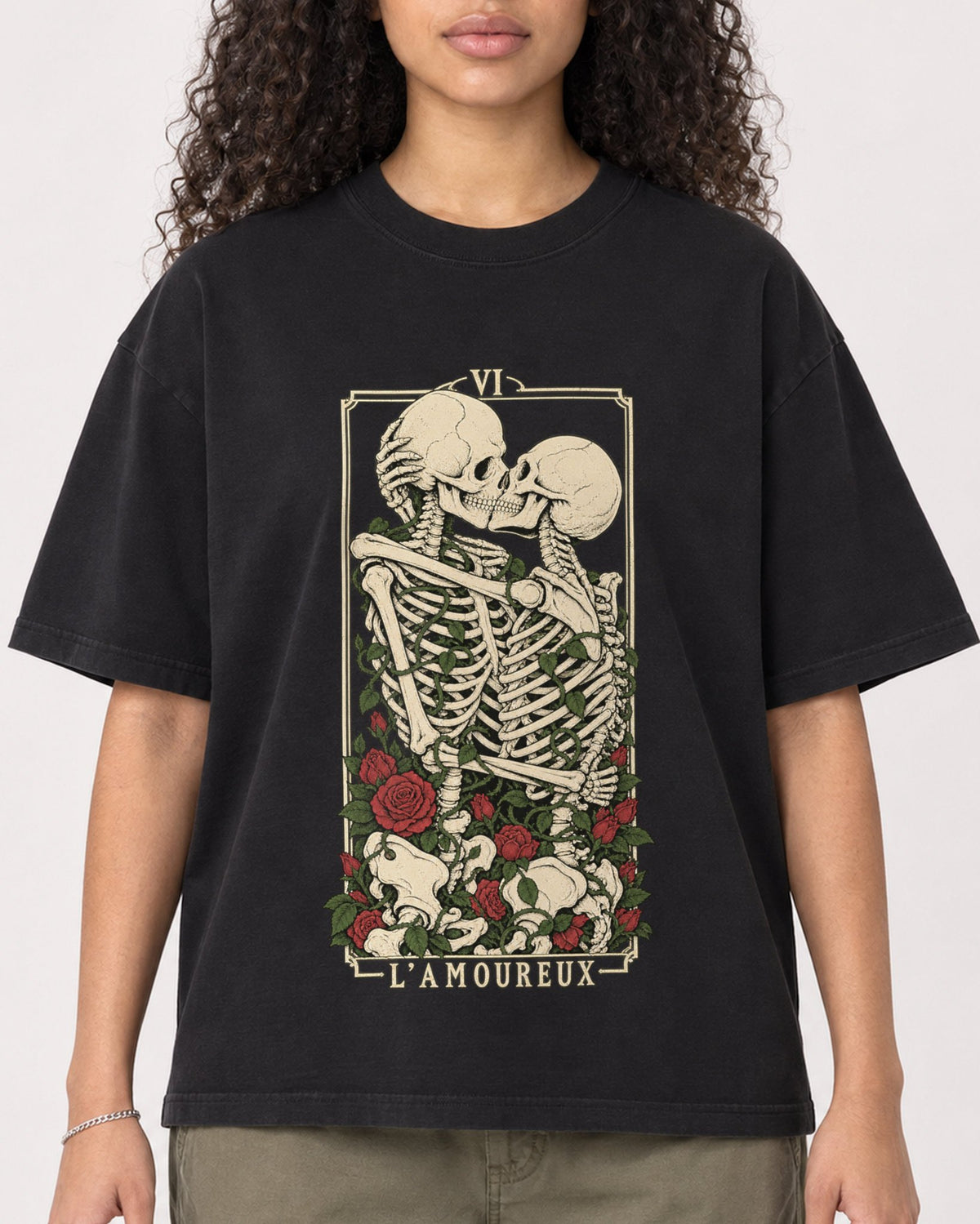 Mockup Boxy Heavyweight Tee Black female close-up 10