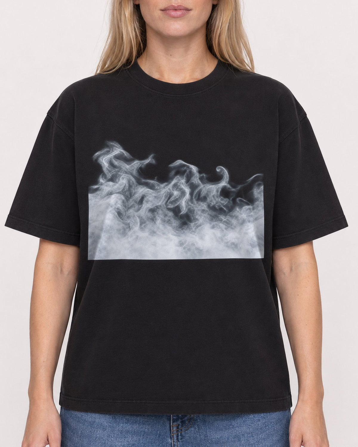 Mockup Boxy Heavyweight Tee Black female close-up 08