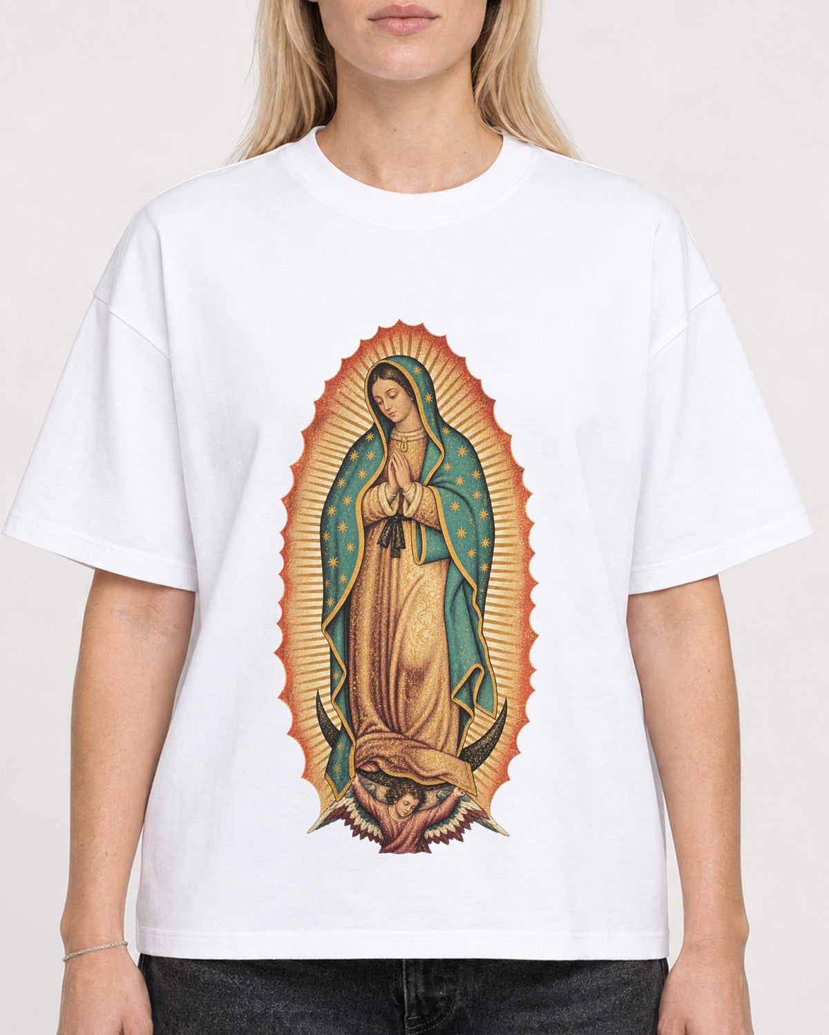 Mockup Boxy Heavyweight Tee White female close-up 08