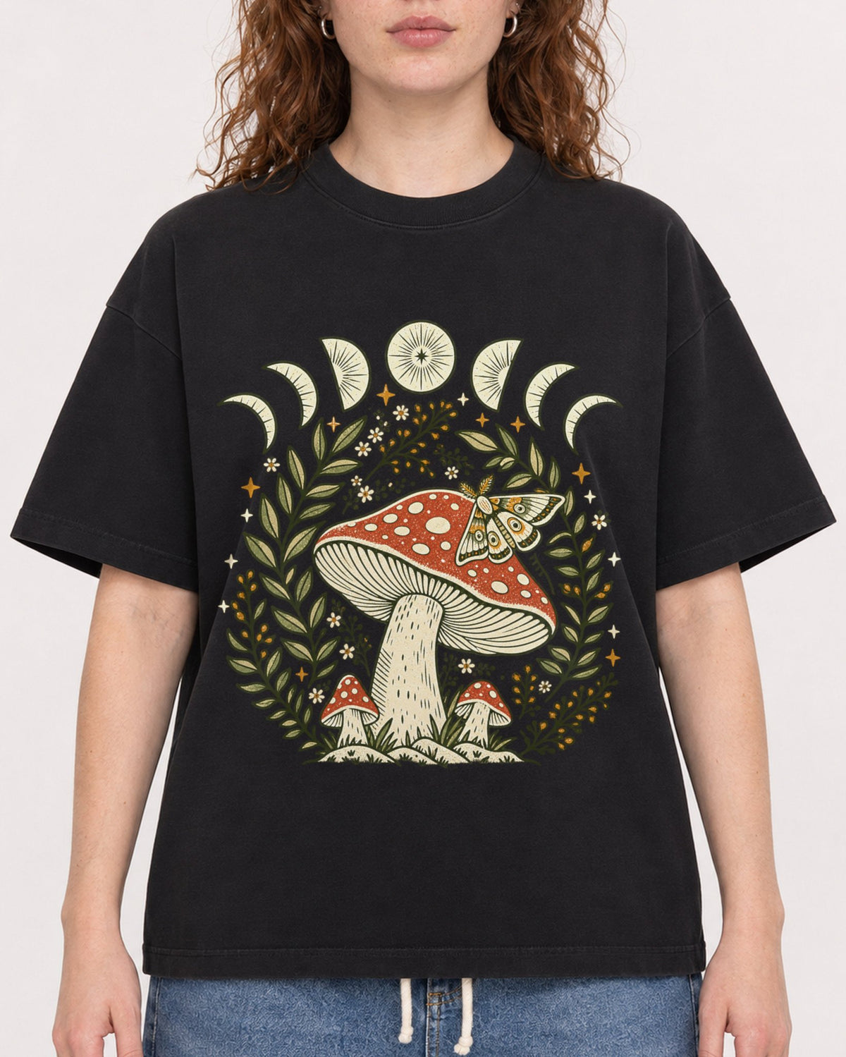 Mockup Boxy Heavyweight Tee Black female close-up 09