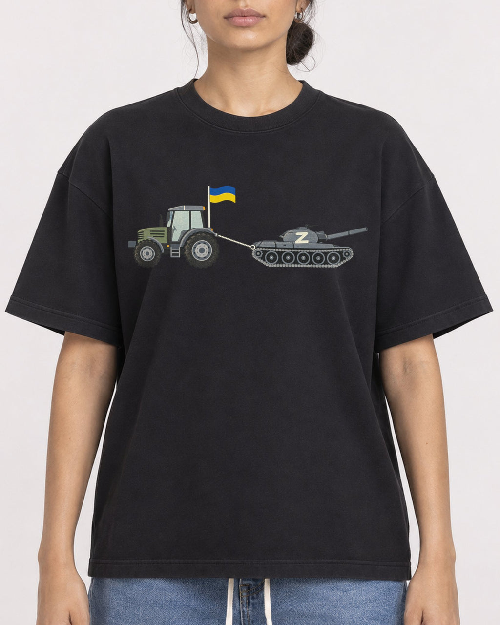 Mockup Boxy Heavyweight Tee Black female close-up 17