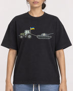 Mockup Boxy Heavyweight Tee Black female close-up 17