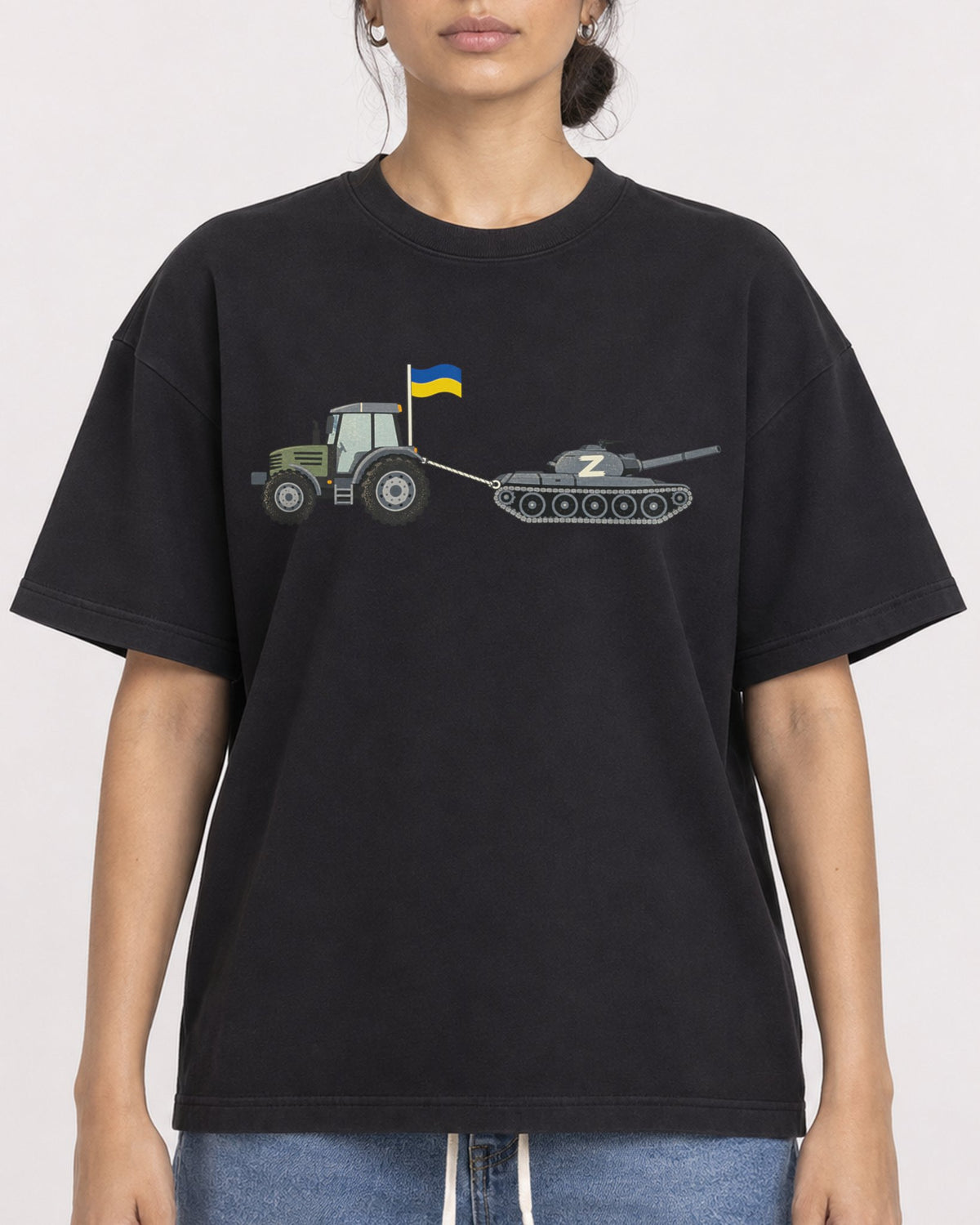 Mockup Boxy Heavyweight Tee Black female close-up 17
