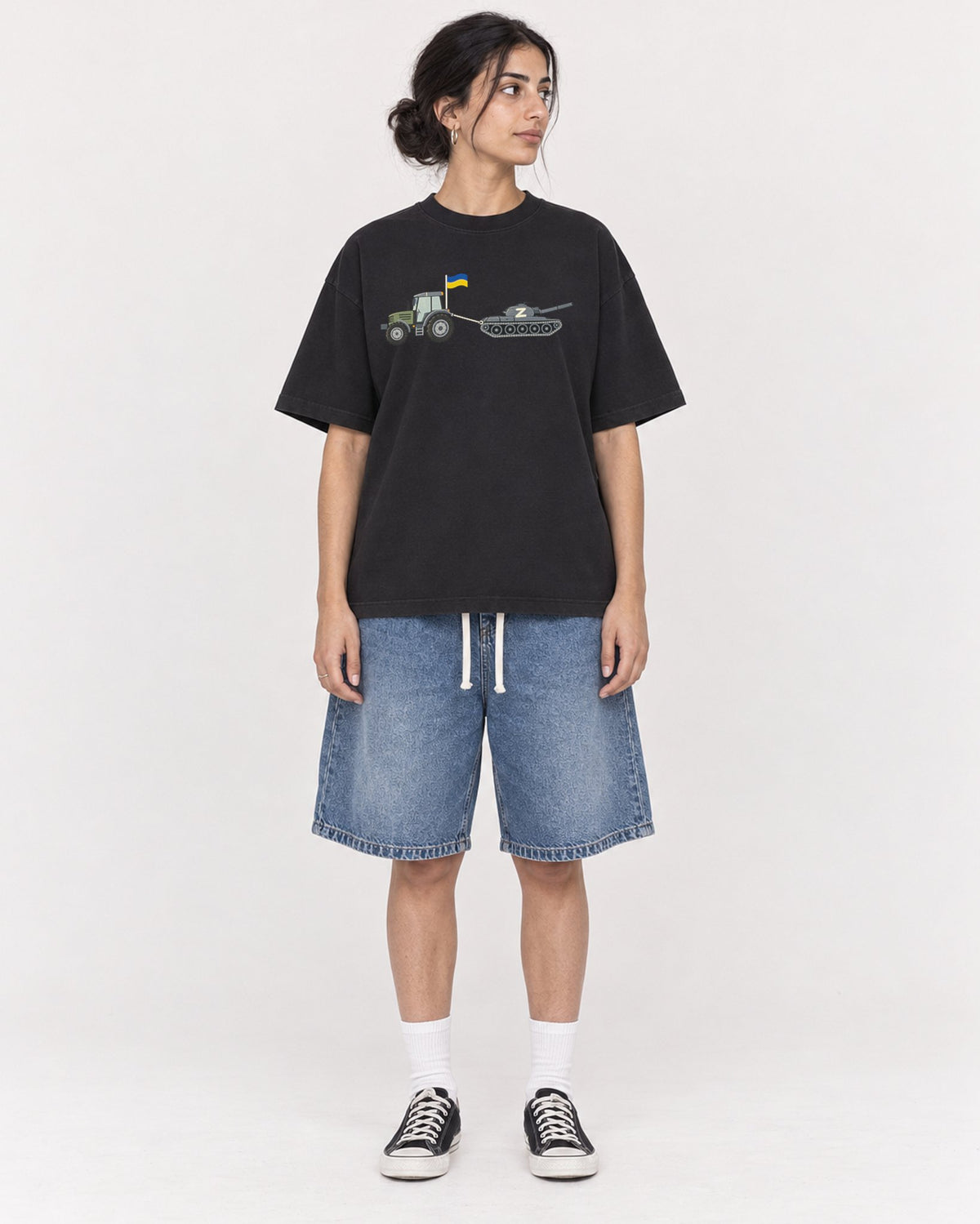 Mockup Boxy Heavyweight Tee Black female full-body 17
