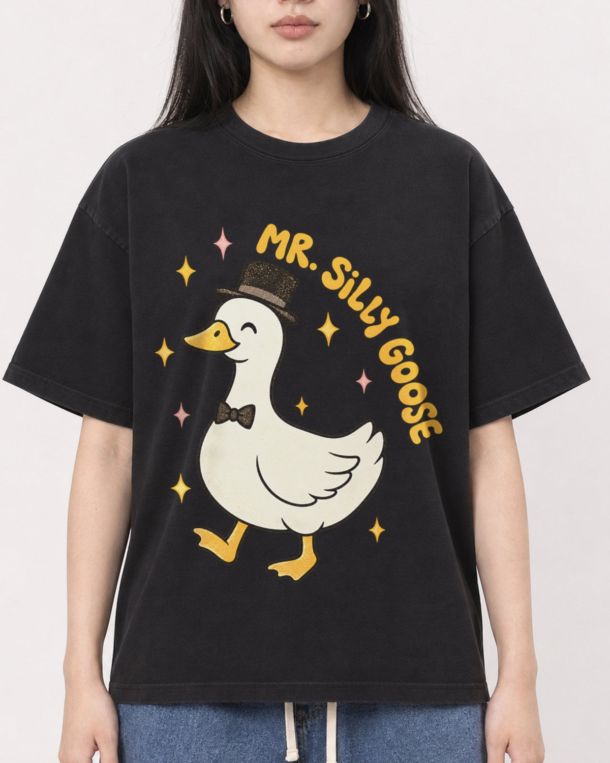 Mockup Boxy Heavyweight Tee Black female close-up 01