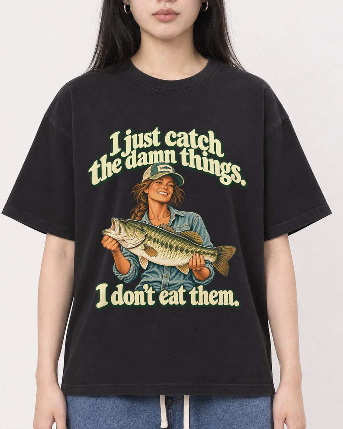 Mockup Boxy Heavyweight Tee Black female close-up 01