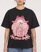 Mockup Boxy Heavyweight Tee Black female close-up 12