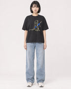 Mockup Boxy Heavyweight Tee Black female full-body 11