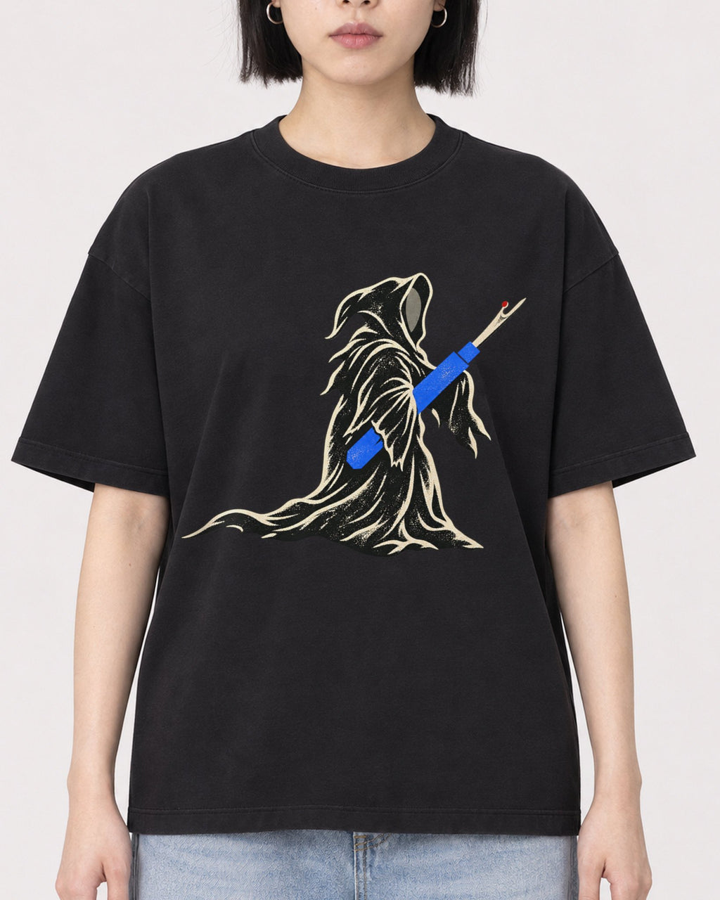 Mockup Boxy Heavyweight Tee Black female close-up 11