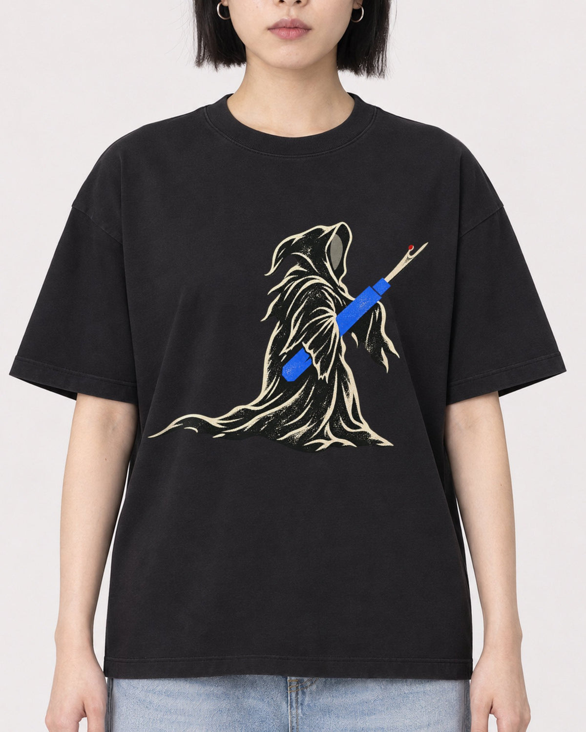 Mockup Boxy Heavyweight Tee Black female close-up 11