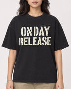 Mockup Boxy Heavyweight Tee Black female close-up 02