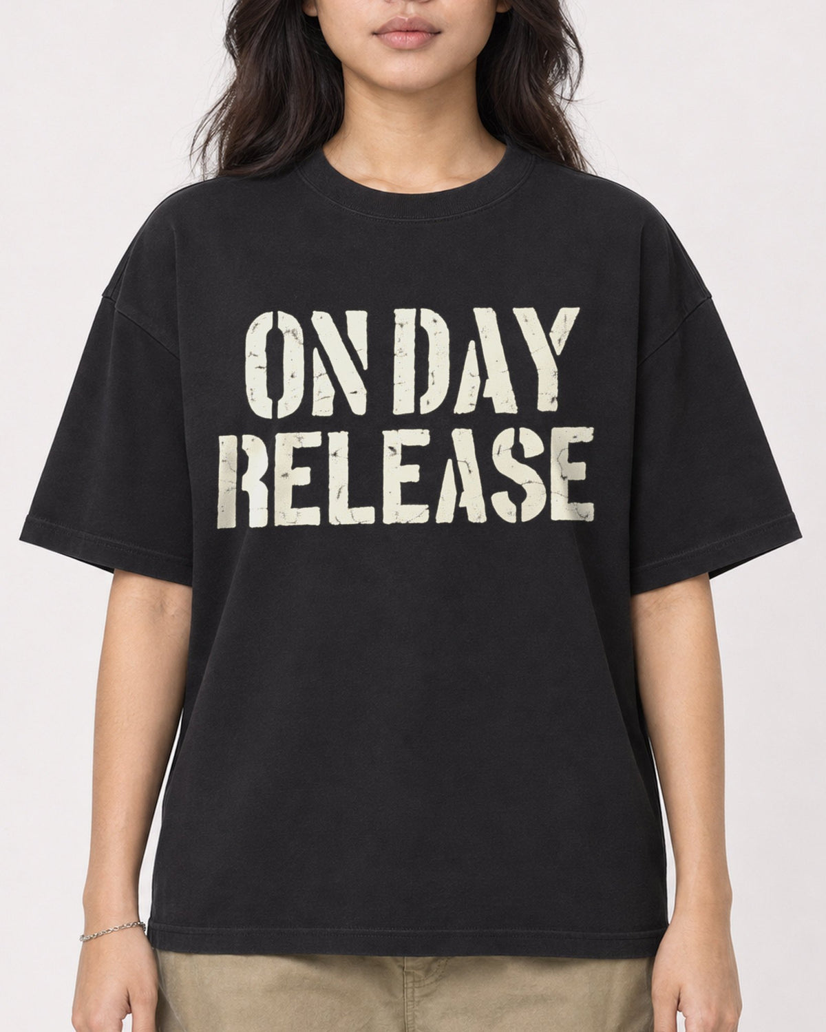 Mockup Boxy Heavyweight Tee Black female close-up 02