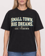 Mockup Boxy Heavyweight Tee Black female close-up 08