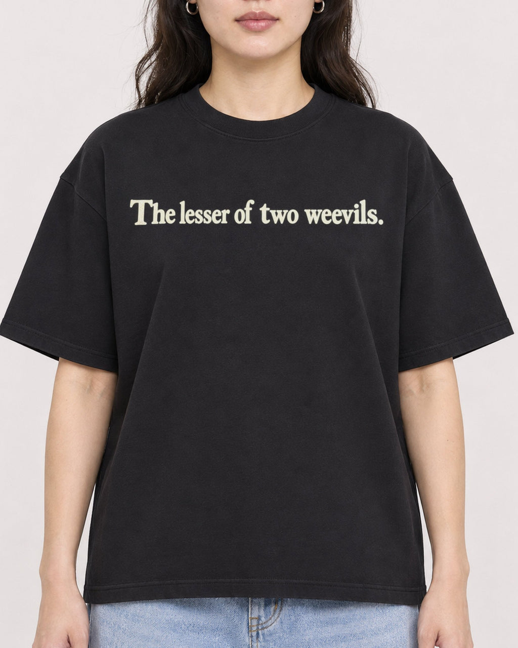 Mockup Boxy Heavyweight Tee Black female close-up 03