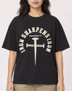 Mockup Boxy Heavyweight Tee Black female close-up 02